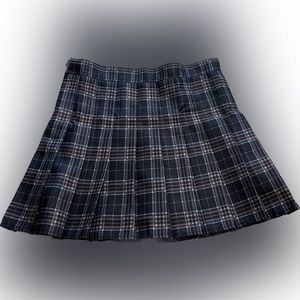 NEW (no tags) mini plaid skirt size Small.
